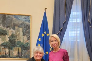 Μυκονιάτης εξαπέλυε "πυρά" κατά του Μητσοτάκη και η Κατερίνα Μονογυιού χειροκροτούσε με θέρμη- Τι απαντά [βίντεο]