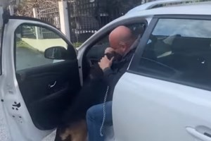 "Μην κουνιέστε, καθίστε κάτω": Η στιγμή που ληστές απειλούν υπαλλήλους καφέ με μαχαίρι στη Θεσσαλονίκη [βίντεο] - εικόνα 2