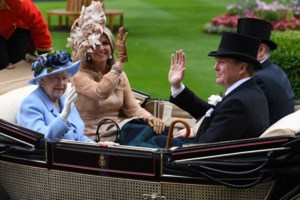 Η πρώτη εμφάνιση της βασίλισσας Ελισάβετ: Η 94χρονη βγήκε για ιππασία - Φήμες για επ' αόριστον απομόνωση [Εικόνες]