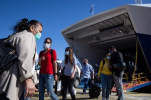 Μεγάλες ουρές και ένταση στο λιμάνι του Πειραιά: Σταμάτησε την παράνομη απεργία η ΠΕΝΕΝ, αναχωρούν τα πλοία - εικόνα 8