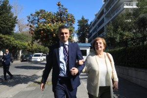 Κωνσταντίνος Κυρανάκης: Mε την έγκυο σύζυγό του, Ελένη Αθερινού, στην ορκωμοσία - εικόνα 4