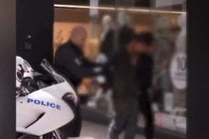 Eπεσε δέντρο στην Ερμού από τους ισχυρούς ανέμους - Δίπλα σε πλανόδιο πωλητή - εικόνα 2