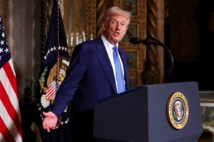 Εξαλλοι χιλιάδες διαδηλωτές με τον Τραμπ που τους απέλυσε από το Δημόσιο: "Αμερική, ξύπνα! Γίνεται πραξικόπημα" [βίντεο] - εικόνα 5