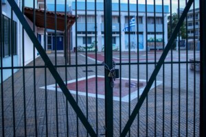 Μαρτύριο για ζευγάρι ηλικιωμένων στον Βόλο: Τους έδερνε η κόρη τους για να πάρει τη δόση της