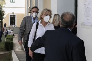 Όταν η "θεία Ρένα" Δούρου χόρευε ξυπόλυτη με σημαία της μια φούστα... [εικόνα]