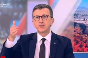 Κασσελάκης από Βόλο: Η αγκαλιά με ηλικιωμένη που ξεσπά σε κλάματα -"Πουθενά το κράτος, οι πρώτοι που μπαίνετε σπίτι μας"