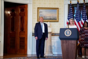 Στιβ Μπάνον: Συνελήφθη ο πρώην σύμβουλος του Τραμπ - Υπεξαίρεσε τα χρήματα δωρητών για το τείχος με το Μεξικό