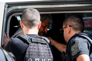 Τζέιμς Δαλαμάγκας: "Θα βγούνε τα σκυλιά να σε φάνε ξυπόλυτη" - Η μητέρα του επιτέθηκε σε δημοσιογράφο