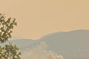 Κοζάνη: Φωτιά ξέσπασε στους Πύργους σε δύσβατη περιοχή - Ρίψεις από ελικόπτερο [Βίντεο]