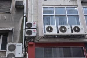 Βουλή: "Πέρασε" η τροπολογία για το πλαφόν κέρδους σε κλιματιστικά, ψυγεία και καταψύκτες