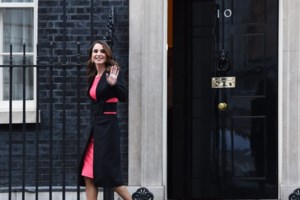 H Βασίλισσα Ράνια με casual chic look: Πώς μετέτρεψε ένα αδιάφορο πουκάμισο σε μια στιλάτη εμφάνιση - εικόνα 8