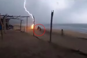 Κολομβία: Η στιγμή που μητέρα δύο παιδιών πέφτει νεκρή από κεραυνό σε παραλία [βίντεο]