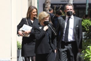 Τατιάνα Μπλάτνικ: Κομψή στη Βενετία - Το μονόχρωμο cape dress με την ασορτί μάξι κάπα - εικόνα 14