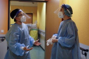 Ηχηρή επανεμφάνιση Τσιόδρα: Καμπανάκι για 1.000 διασωληνωμένους τον Μάιο - Νόσησε το 10% των Ελλήνων ως τον Δεκέμβρη