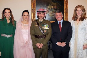 Βασίλισσα Ράνια: Το... πειραγμένο έθνικ φόρεμα που φόρεσε στο κόκκινο χαλί - εικόνα 15