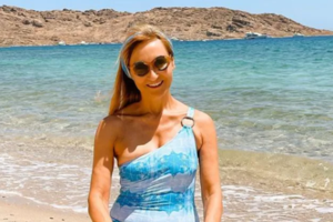 Μάρα Ζαχαρέα: Το μαύρο πλεκτό μπικίνι της 56χρονης παρουσιάστριας- Ποζάρει στην αμμουδιά - εικόνα 2