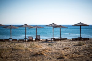 Αλλάζουν όλα στα ξενοδοχεία: Διαμονή με αποστάσεις – Γάντια και πλεξιγκλάς στη ρεσεψιόν [βίντεο] - εικόνα 2