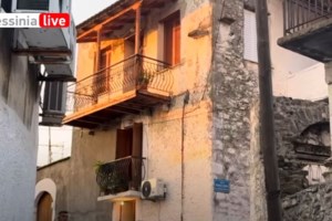 Έστησαν γλέντι στην Αστυνομική Διεύθυνση Μεσσηνίας: Παρέα το 'ριξε στο τσιφτετέλι  [βίντεο]