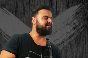 Ηλίας Καμπακάκης: Η σύντροφος του τραγουδιστή καταγγέλλει ξυλοδαρμό – "Ήμουν έγκυος και με χτύπησε πάρα πολύ" [Βίντεο]