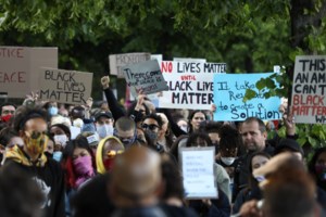 Τζόρτζ Φλόιντ: "Φλέγονται" οι ΗΠΑ από τα επεισόδια - Απαγόρευση κυκλοφορίας σε πολλές μεγάλες πόλεις - εικόνα 2