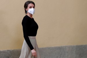 Βασίλισσα Λετίσια: Η αξιοζήλευτη σιλουέτα της με μεταξωτό top και pensil κεντημένη φούστα - εικόνα 12