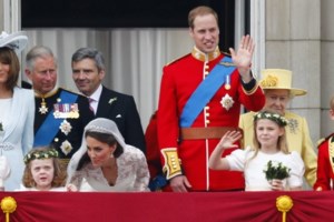 Ο πρίγκιπας Γουίλιαμ με τον γιο του Τζορτζ στο γήπεδο - Όρθιοι χειροκροτούν την αγαπημένη τους ομάδα [βίντεο]