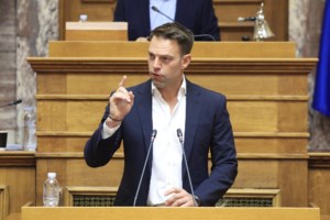 Στέφανος Κασσελάκης: Το ατύχημα με το νερό στην ΚΟ του ΣΥΡΙΖΑ και τα γέλια του Φάμελλου [βίντεο]