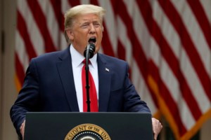 Ο Τραμπ σκόνταψε ανεβαίνοντας τη σκάλα του Air Force One: Χαμός στα social media που θυμήθηκαν τι έλεγε για τον Τζο Μπάιντεν - εικόνα 3