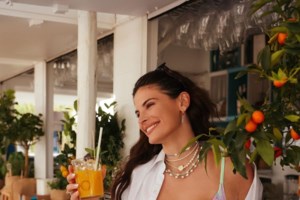 Χριστίνα Μπόμπα: Το μαύρο φόρεμα που αποκάλυψε το τατουάζ της - Η λαμπερή εμφάνιση στον Σκορπιό της Μυκόνου - εικόνα 9