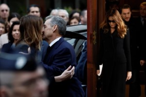 Πρώτη έξοδος για Σαρκοζί και Μπρούνι: Γεύμα σε μπρασερί της γειτονιάς μία μέρα μετά την αποφυλάκιση - εικόνα 2