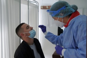 Καστοριά: Χριστουγεννιάτικο δέντρο ντροπής από πεταμένες μάσκες σε περιοχή Natura [εικόνες] - εικόνα 2