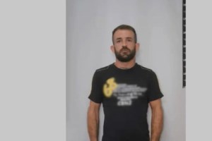 Φρίκη στην Πάτρα: Χτυπούσε την ανήλικη κηδεμονευομένη του με μπουνιές και καλώδιο φορτιστή - εικόνα 2