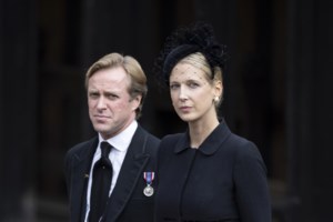 Λαίδη Λουίζ Γουίνδσορ: Παροξυσμός με το statement βελούδινο headband αξίας 569,80 λιρών που φόρεσε στην κηδεία - εικόνα 5