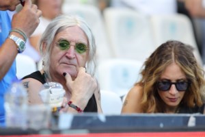 Νίκος Καρβέλας: H νέα εκκεντρική εμφάνιση στο γήπεδο - Με σαλβάρι, σανδάλια και μαύρο μπλέιζερ - εικόνα 4