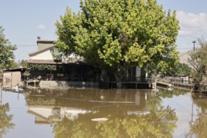 Κακοκαιρία Daniel: Δεν άντεξε η ιστορική γέφυρα του Πηνειού στα Τέμπη - Γιατί χτίστηκε το εκκλησάκι της Αγίας Παρασκευής - εικόνα 4