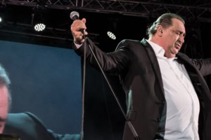 H τελευταία τηλεοπτική "εμφάνιση" του Βασίλη Καρρά: Είμαι εδώ - Τι αγάπη είναι αυτή, Θεέ μου; [βίντεο]