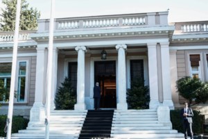 Mega: Έντονος διάλογος Τζίμα - Πρετεντέρη - "Να κάνεις ερώτηση στον πρωθυπουργό" - "Όταν μου επιτραπεί θα κάνω" [βίντεο]