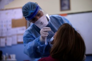 Η κακοκαιρία "Μήδεια" επηρεάζει και την πανδημία κορονοϊού: Φόβοι για αύξηση των κρουσμάτων λόγω εγκλεισμού