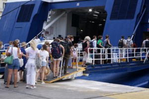 Bloomberg: Εκρηκτική ανάπτυξη του ελληνικού τουρισμού - Οι big spenders ταξιδιώτες και η επιμήκυνση της σεζόν