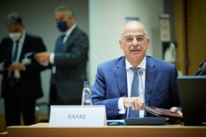 Επίσκεψη Δένδια ξαφνικά στην Ουκρανία: Βρέθηκε στο πλευρό των ομογενών στη Μαριούπολη - εικόνα 4