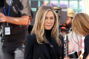 Τζένιφερ Άνιστον: Στις Χρυσές Σφαίρες με γοργονέ φόρεμα Dolce and Gabbana και "το πιο άσχημο κούρεμα που έχει δει ποτέ" - εικόνα 6