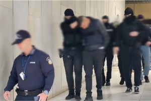 Άγιος Δημήτριος: "Θα σε @@@@@@" - Ο διάλογος δράστη και θύματος πριν το έγκλημα και τα μηνύματα με την 20χρονη - εικόνα 2