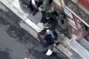 Αδειασμα και από Μαυροειδάκο: Δεν είναι εικόνα αστυνομικού να καταστρέφει ανθοδέσμη για τον Γρηγορόπουλο