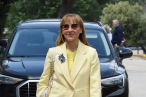 BBC: Παρουσιάστρια "πιάστηκε" να τεντώνεται on air - Αισθάνθηκε άβολα και χαμήλωσε το βλέμμα