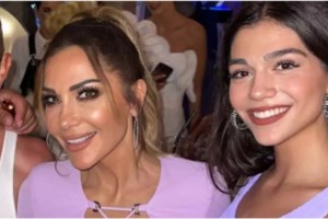 Δέσποινα Βανδή: Ποζάρει στο νησί φορώντας το γκρι oversized t-shirt της ως σούπερ μίνι φόρεμα