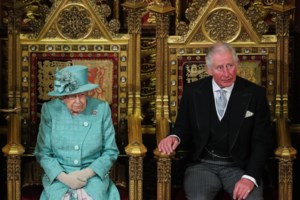 "Βόμβα" στο Παλάτι: Η βασίλισσα Ελισάβετ ομολογεί ότι "δεν μπορεί να κινηθεί" - Η εμφάνιση με μπαστούνι [βίντεο]