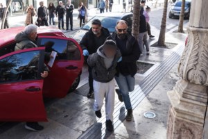 Ηράκλειο: Με αυτό το ξύλο χτυπούσαν τον 3χρονο Άγγελο η μητέρα του και ο σύντροφός της - Εικόνες από το σπίτι-κολαστήριο [βίντεο]