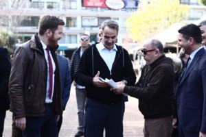 Αιχμές Κασσελάκη για Μητσοτάκη με σκίτσο του Πετρουλάκη για τις "στημένες αυθόρμητες συναντήσεις"