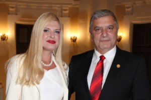 Ξέφυγε η Μαρίνα Πατούλη στις εκλογές στη Λυκόβρυση-Πεύκη: Χτύπαγε τύμπανα και είπε στον Λέων "μυρίζεις πτωμαΐνη" [Βίντεο]