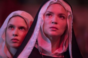 "Μπενεντέτα": Η Δάφνη Πατακιά "σκανδαλίζει" ως αμαρτωλή μοναχή, στην πολυσυζητημένη ταινία του Βερχόφεν